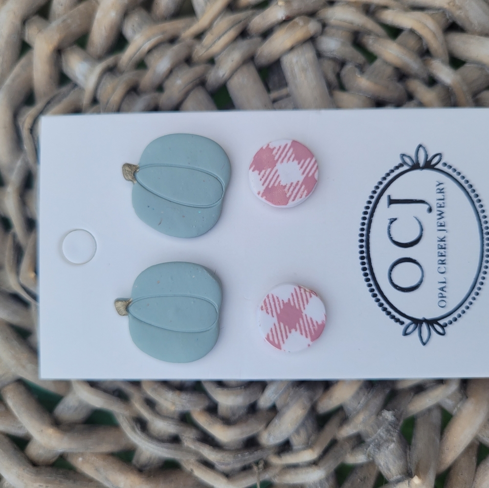 Handmade Polymer clay studs - Picture 5 of 5